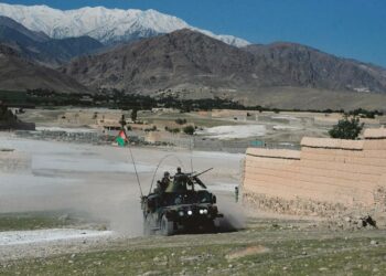 Afganistanin armeijan joukkoja partioimassa viime perjantaina Nangarharin maakunnassa lähellä paikkaa, jonne Yhdysvallat oli edellisenä päivänä pudottanut MOAB-jättipommin.