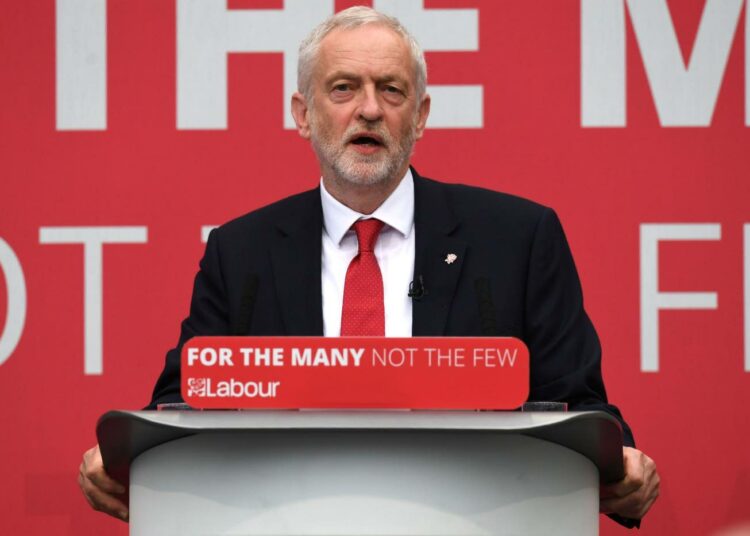 Työväenpuolueen johtaja Jeremy Corbyn puhumassa Bradfordissa tiistaina.