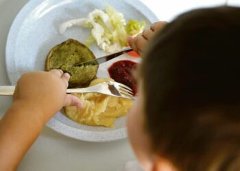 Jokaisen päiväkodissa olevan lapsen isän ja äidin on hyvä olla tietoinen siitä, mitä päiväkodissa tapahtuu. Kuvassa lapsi syö pinaattilettuja ja perunamuusia Tuomarilan päiväkodissa Espoossa.