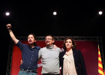 Espanjan Podemosin johtaja Pablo Iglesias, Catalunya en Comú-Podem -vasemmistokoalition kärkiehdokas Xavier Domènech ja Barcelonan pormestari Ada Colau vaalitilaisuudessa Barcelonassa tiistaina.