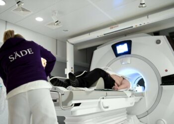 Hoitaja valmistelee potilasta magneettikuvaukseen HYKS Syöpäkeskuksen syöpätautien klinikan sädehoito-osastolla Helsingissä. Valinnanvapauslaki on tarkoitus hyväksyä eduskunnassa juhannukseen mennessä.