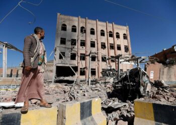 Raunioita Jemenin pääkaupungissa Sanaassa maanantaina 5.2. ilmaiskun jälkeen.