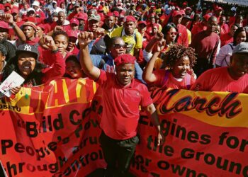 Etelä-Afrikan vasemmistolla on nyt nostetta. Kuvassa kommunistipuolueen ja ammattiliittojen jäseniä vappumarssilla viime vuonna Johannesburgissa.