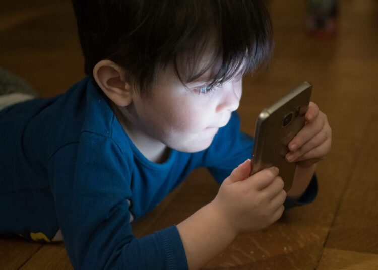 Somen käytöstä voi tulla riippuvaiseksi. Lapset eivät osaa rajata kännykän käyttöä.