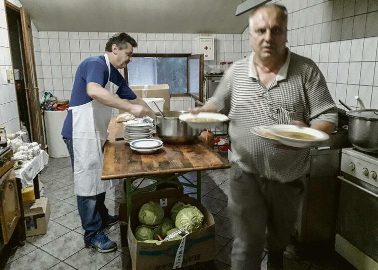 Kod Latana -ravintolan omistaja vie ruokaa pakolaisille. Ravintola tarjoaa ilmaisia aterioita yhteistyössä SOS Ljuta Krajina -yhdistyksen kanssa.