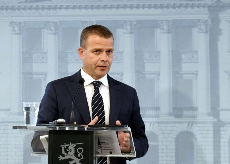 Valtiovarainministeri Petteri Orpo tiedotustilaisuudessa keskiviikkona.