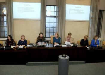 Eduskunnan sosiaali- ja terveysvaliokunnan oppositiojäsenet, Sdp:n Kristiina Salonen (vas.), vasemmistoliiton Aino-Kaisa Pekonen, perussuomalaisten Arja Juvonen, Sdp:n Anneli Kiljunen, vihreiden Krista Mikkonen, Rkp:n Veronica Rehn-Kivi sekä kristillisdemokraattien Sari Tanus (varajäsen) pitivät lehdistötilaisuuden eduskunnassa