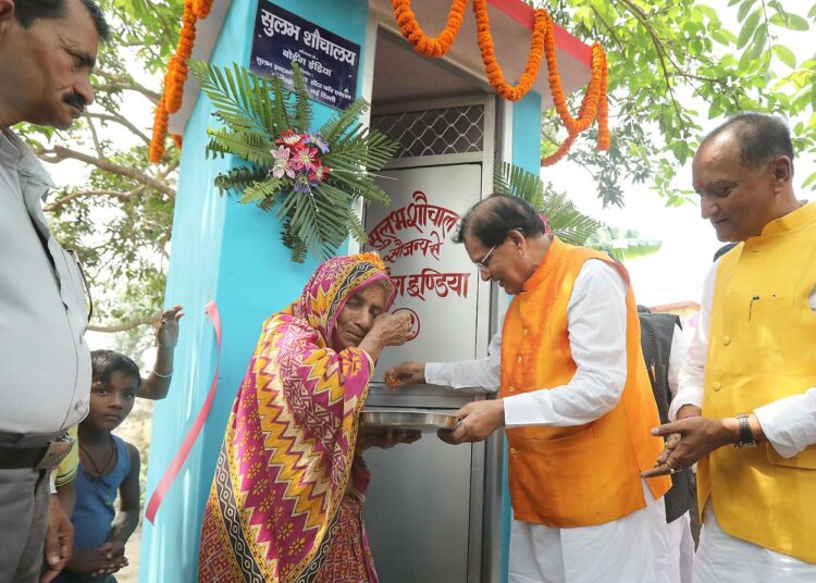Intialainen isoäiti Biharin osavaltiosta pyyhki ilonkyyneleitä silmistään, kun paikallisen kansalaisjärjestön edustajat luovuttivat hänelle oman ekohuussin avaimen.