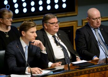Kokoomus vaati edustajiaan äänestämään Timo Soinille luottamusta, mutta ei tukemaan sote-ratkaisua.