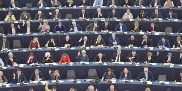 Arvioiden mukaan EU:n parlamenttivaaleissa suuret puolueet menettävät paikkoja uusille oikeistoryhmittymille.