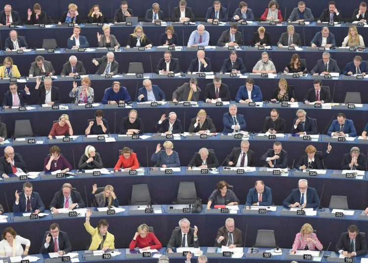 Arvioiden mukaan EU:n parlamenttivaaleissa suuret puolueet menettävät paikkoja uusille oikeistoryhmittymille.