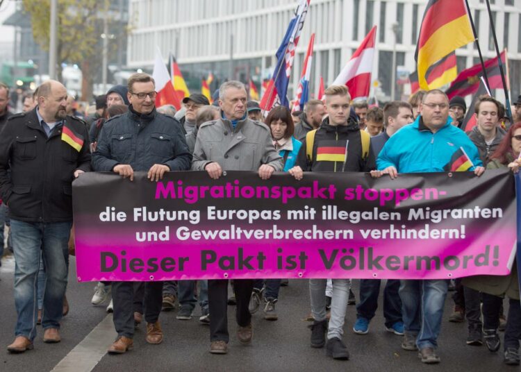 Saksan AfD-puolueen järjestämä mielenosoitus YK:n siirtolaissopimusta vastaan viime marraskuussa.