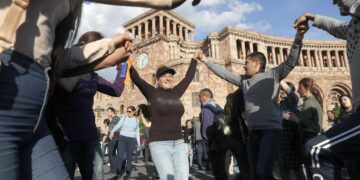 Mielenosoittajat pistivät tanssiksi Armenian pääkaupungissa Jerevanissa, kun ex-presidentti Serž Sarkisjan luopui vallasta viime vuoden huhtikuussa.