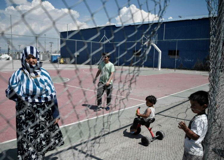 Pakolaisia Skaramangásin pakolaisleirillä Kreikassa.