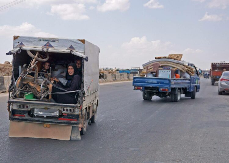 Siviilejä pakenemassa Idlibin alueella sijaitsevasta Maaret al-Numanin kaupungista viime viikon torstaina.