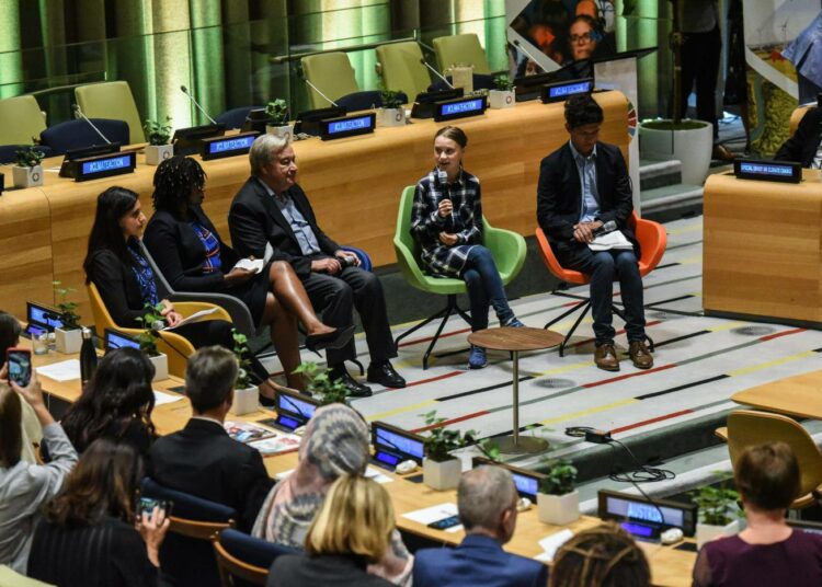 Kaikkien aikojen ensimmäisessä YK:n nuorten ilmastohuippukokouksessa lauantaina New Yorkissa puhujien rivissä istuivat Komal Karishma Kumar, Wanjuhi Njoroge, António Guterres, Greta Thunberg (mikrofoni kädessä) ja  Bruno Rodriguez.