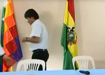 Evo Morales poistumassa ilmoitettuaan eroamisestaan sunnuntai-iltana. Kuva otettu televisiolähetyksestä.