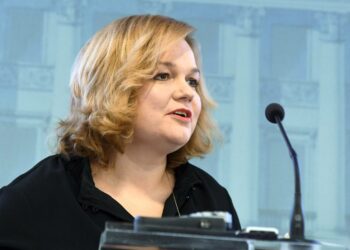 Perhe- ja peruspalveluministeri Krista Kiuru esitteli henkilöstömitoituslain torstaina Helsingissä.