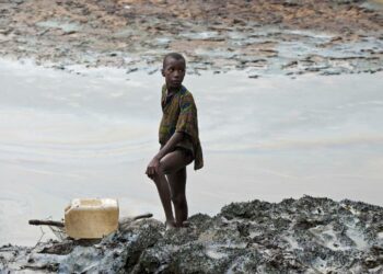 Öljyntuotanto on aiheuttanut laajoja ihmisoikeusloukkauksia ja ympäristötuhoja Nigerjoen suistossa Nigeriassa.