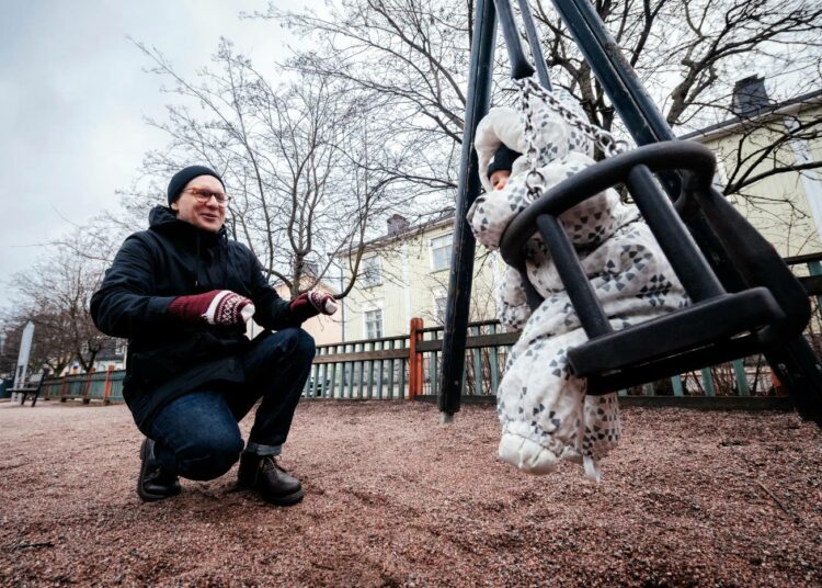 Henri Purje leikkii lapsensa kanssa leikkipuistossa.