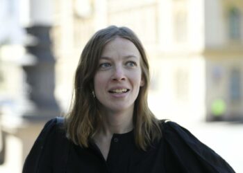 Opetusministeri Li Andersson saapumassa lisäbudjettineuvotteluihin viime maanantaina. Hän paljastaa MTV:n nettikolumissa, että lisäbudjetissa sovittua korotusta toimeentulotukeen pidettiin neuvotteluissa ”mahdottomana”.