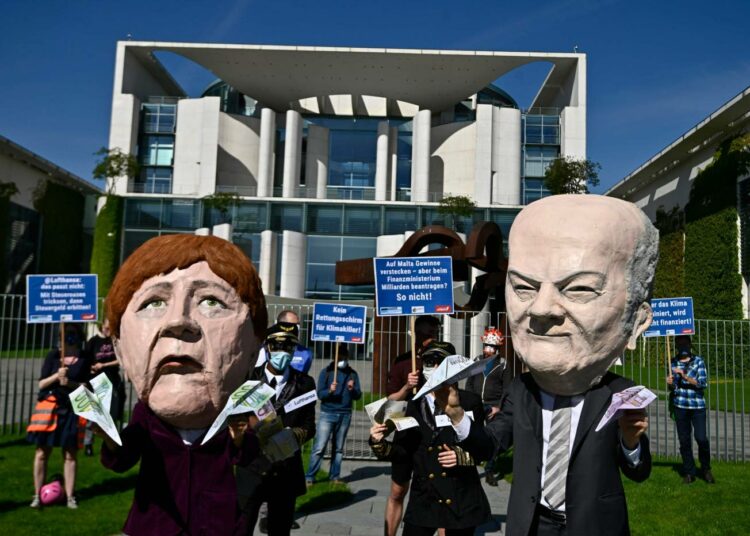 Berliinissä osoitettiin toukokuun lopulla mieltä liittokansleri Angela Merkeliä ja varaliittokansleri Olaf Scholzia vastaan, koska Saksan hallitus lupasi tukea lentoyhtiö Lufthansaa ilman vaatimuksia kompensaatiomekanismeista.