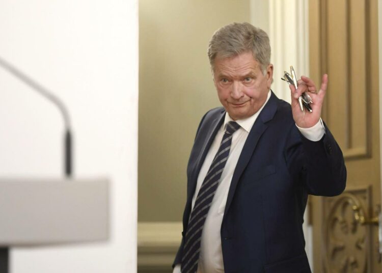 Tasavallan presidentti Sauli Niinistö kuvattuna toukokuussa Presidentinlinnassa.