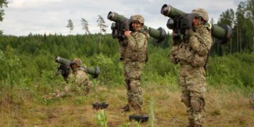 Näyttävintä sotilasyhteistyötä on Suomen osallistuminen Virossa pidettyihin sotaharjoituksiin, joissa keskeisessä roolissa ovat Nato ja Yhdysvallat. Yhdysvaltain armeijan sotilaita Saber Strike (Sapelinisku) -sotaharjoituksessa Virossa vuonna 2016.
