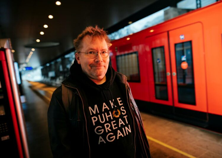 Paavo Arhinmäki on liikkunut metrolla niin kauan kuin se on Helsingissä kulkenut. Ministeriaikana häneltä yritettiin turvallisuussyihin vedoten kieltää sen käyttö, mutta Arhinmäki ei suostunut lopettamaan metrolla liikkumista.