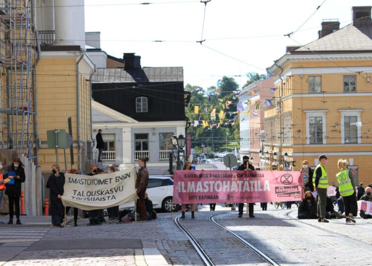 Elokapina-liike vaatii, että hallitus etsii bruttokansantuotteen tilalle toiset taloutta ohjaavat mittarit, jotka asettavat luonnon ja ihmisen hyvinvoinnin kasvupolitiikan edelle.