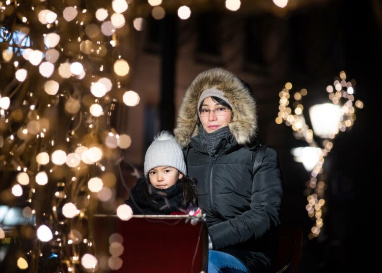 Marzian tyttärellä Nargisilla on Suomessa paljon ilonaiheita: yhdessäolo äidin kanssa, koulu, uuden oppiminen joka päivä, koulukaverit ja jännittävä joulun odotus.