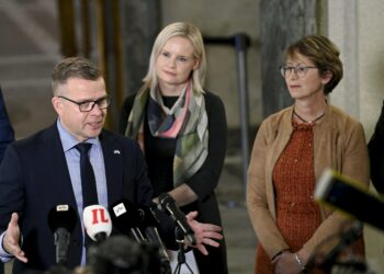 Koko oppositio on mukana ensi viikolla käsittelyyn tulevassa välikysymyksessä. Täysin poikkeuksellisesti SDP ja keskusta kuitenkin äänestelevät eduskunnan valiokunnissa kokoomuksen rinnalla.