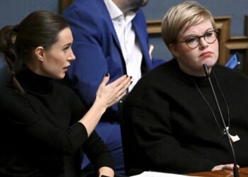 Keskustan puheenjohtaja, valtiovarainministeri Annika Saarikko (kesk.) ja pääministeri, SDP:n puheenjohtaja Sanna Marin (vas.) ovat ottaneet viime päivinä yhteen hallituksen esityksistä.