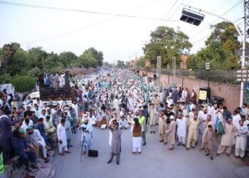Jamaat-i-Islami -puolueen hintojen nousua vastustava mielenosoitus Peshwarissa
