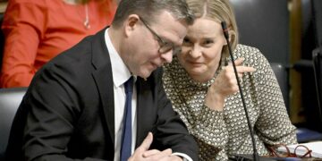 Pääministeri Petteri Orpo (kuvassa vas.) ja valtiovarainministeri Riikka Purra keskustelivat eduskunnan täystunnossa.
