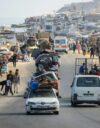 Palestiinalaisia pakenemassa Gazan kaupungista Israelin hyökkäyksen alta.