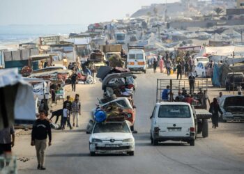 Palestiinalaisia pakenemassa Gazan kaupungista Israelin hyökkäyksen alta.