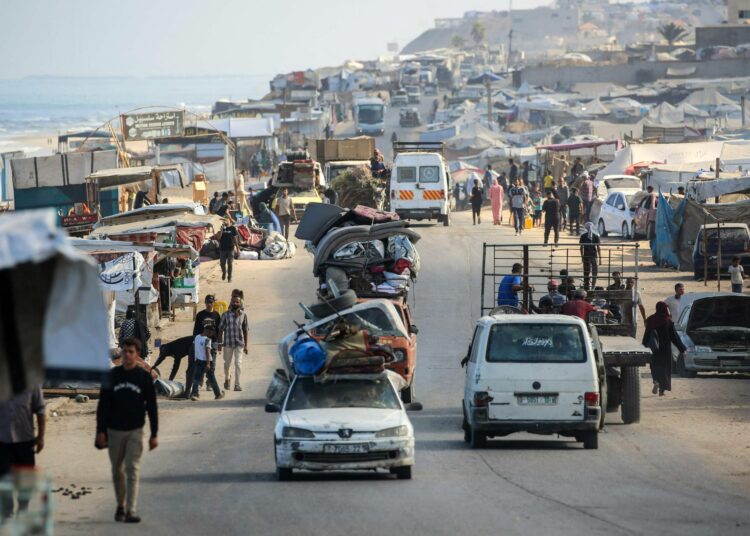 Palestiinalaisia pakenemassa Gazan kaupungista Israelin hyökkäyksen alta.