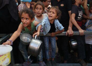 Gazan lapset kokevat hirveitä asioita, muistutetaan 60 suomalaisen teatterin tempauksessa.