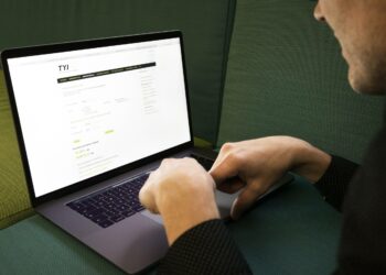 Työttömyys on ennätyslukemissa, mutta ansiopäivärahan saajien määrä samaan aikaan laskussa.