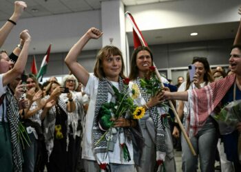 Israelin pidättämät aktivistit saapuivat maanantaina Ateenaan. Kreikan ulkoministeriön mukaan saapuneissa oli 161 ihmistä 16 Euroopan maasta.