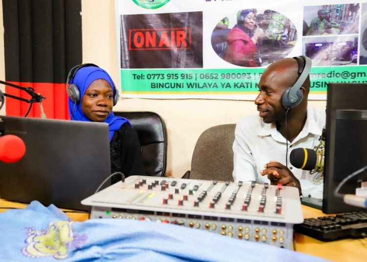 Amina Mohamed ja Hassan Vuai Saburi sansibarilaisen Kati Radion studiossa. Heidän aamuohjelmansa valistaa yhteisöjä rannikkoympäristön varjelun tärkeydestä.