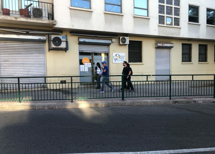 Jesuiittojen maahanmuuttajapalvelun toimipiste sijaitsee Lord Cochrane -kadulla kolmen korttelin päässä presidentinpalatsi La Monedasta. Paikassa autetaan päivittäin satoja siirtolaisia, jotka hakevat apua asemansa laillistamiseksi Chilessä.