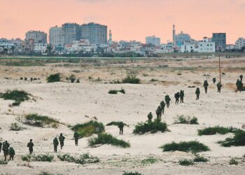 Israelin reserviläiset etenevät Gazassa Israelin armeijan välittämässä kuvassa.