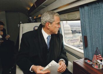 George W. Bush katsoo helikopterista Valkoista taloa poistuessaan Barack Obaman virkaanastujaisista tammikuun 20. päivänä.