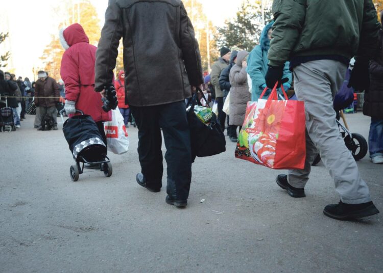 Leipäjonot ovat monelle suomalaiselle arkea. Kuvassa ruoanhakijoita Helsingin Herttoniemen seurakunnan diakoniatyön elintarvikejakelussa.