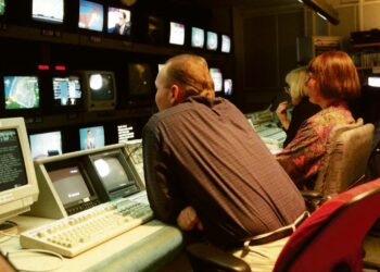 Ylen toiminnan rahoittaminen on synnyttänyt keskustelua. Kuva tv-uutisten studion tarkkaamosta.