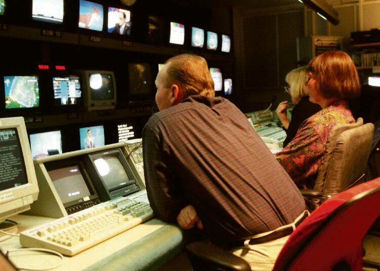 Ylen toiminnan rahoittaminen on synnyttänyt keskustelua. Kuva tv-uutisten studion tarkkaamosta.
