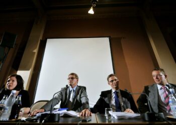 Hallituksen ?kvartetti? budjettiriihen tiedotustilaisuudessa. Vasemmalta: Anni Sinnemäki (vihr.), Matti Vanhanen (kesk.), Jyrki Katainen (kok.) ja Stefan Wallin (ruots.).