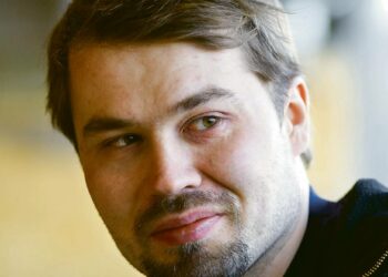 Olli Kohonen ryhtyy kovasti arvostamaansa työhön, sairaanhoitajaksi.